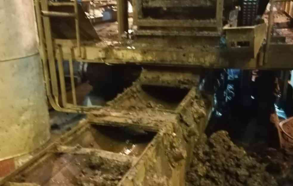 EKSKLUZIVNI SNIMCI! Radnici TENT-a iznose tone blata iz peći (FOTO, VIDEO)