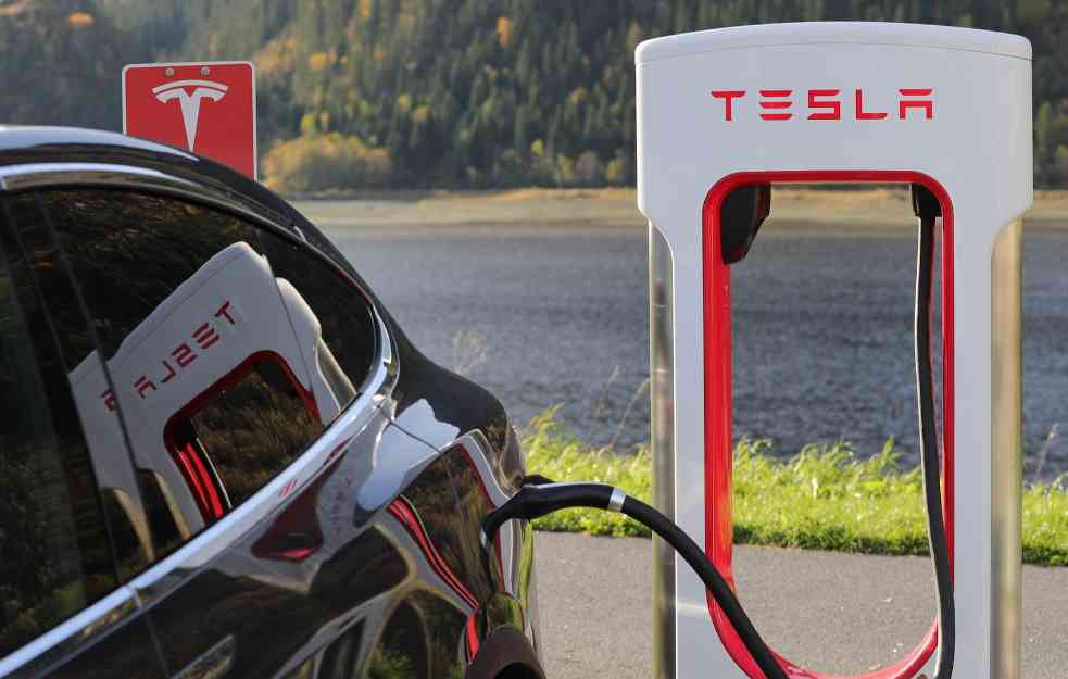 TESLA OSTAVIO 20 ŽRTAVA: Povlače ga iz upotrebe!