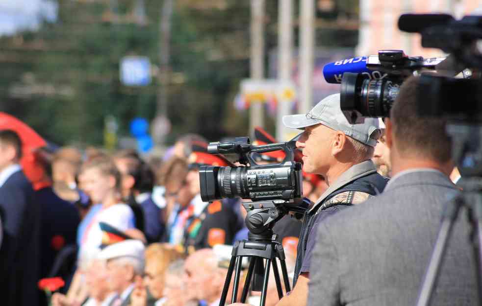 MEDIJSKI MRAK: U 2021. godini uhapšeno 488 novinara