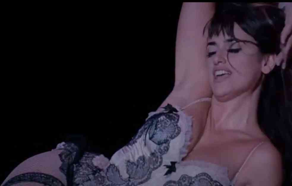 TAKO SE IDE U GOSTE! Penelope Kruz POKIDALA U MINIĆU, sevnule noge, ali i DEKOLTE (VIDEO)