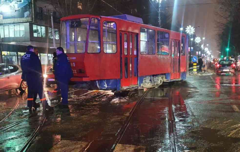 TRAMVAJ ISKOČIO IZ ŠINA! Drugi incident kod Pravnog fakulteta u istom danu i na istom mestu (FOTO)