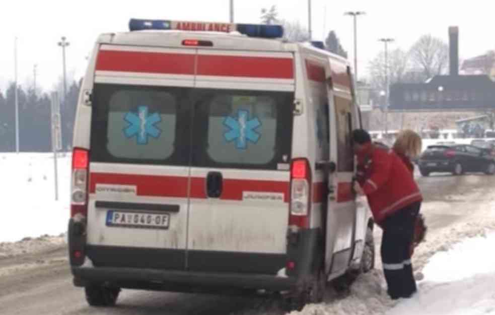 STRAVIČAN UDES U LAJKOVCU: Automobil sleteo sa puta i udario u drvo, POVREĐENO DETE! 