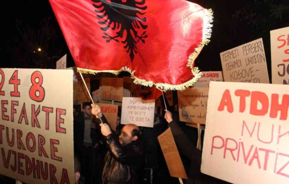 NAPETO U TIRANI! Albanci će pokušati da spreče Vučića da dođe do aerodroma, ZAPALJENA SRPSKA ZASTAVA (VIDEO)