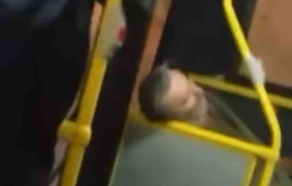 GORI OD ZVERI! Muškarca bez svesti vrata autobusa udaraju u glavu, a njena reakcija RAZBESNELA SVE! (VIDEO) 