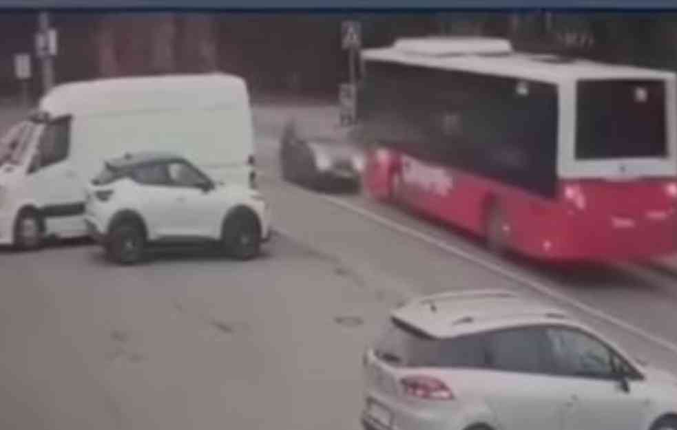 STRAVIČAN UDES KOD STAROG SAJMIŠTA: Automobil se zakucao u autobus (UZNEMIRUJUĆI VIDEO)