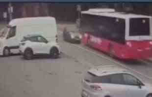 STRAVIČAN UDES KOD STAROG SAJMIŠTA: Automobil se zakucao u autobus (UZNEMIRUJUĆI VIDEO)