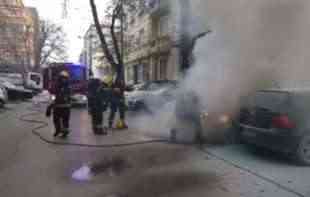 ZAPALIO SE AUTOMOBIL! <span style='color:red;'><b>Požar u Novom Sadu</b></span>, kulja dim u centru grada (VIDEO)