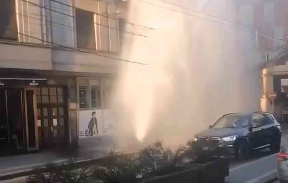 DA JE BAR USRED LETA! Na Vračaru gejzir  šiklja nekoliko metara u visinu, okolne ulice poplavljene (VIDEO)