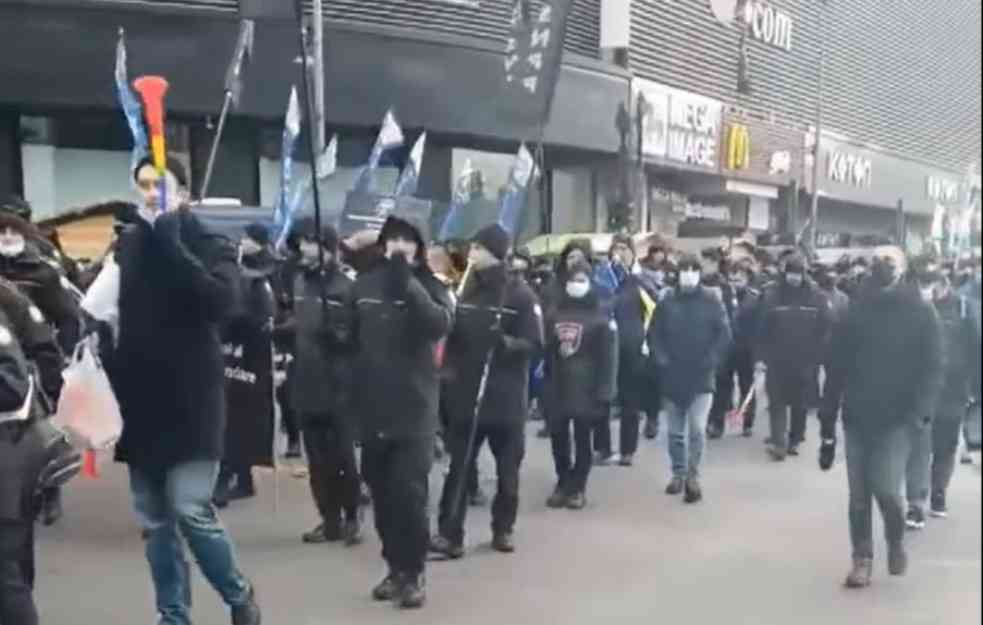 STOTINE POLICAJACA NA ULICAMA! Protesti zbog smanjenja plata i loših uslova rada (VIDEO)