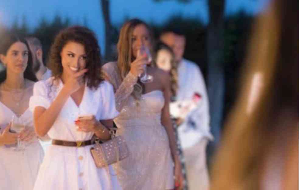 SVE PUCA OD ROMANTIKE! Srpski fudbaler na plaži uz sveće zaprosio devojku (VIDEO)