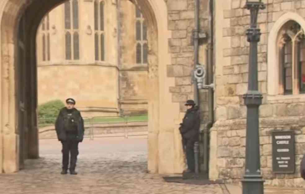DRAMA KOD VINDZORA! Noružani muškarac provalio u zamak gde Kraljica Elizabeta provodi Božić (VIDEO)
