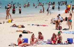 MORE, PLAŽA, MA LUDILO! U <span style='color:red;'><b>Sidnej</b></span>u se Božić slavi OVAKO: Svi gledaju samo u njih (FOTO)
