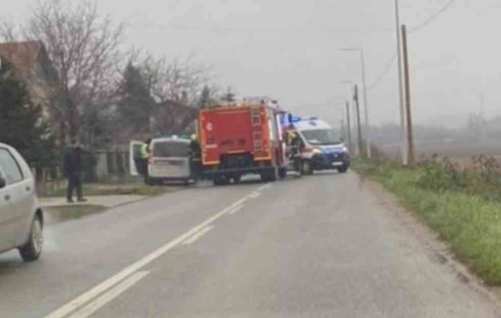 TEŠKA SAOBRAĆAJKA KOD NOVOG SADA! Izazvao sudar pa se zakucao u drvo, vatrogasci sekli auto (FOTO)