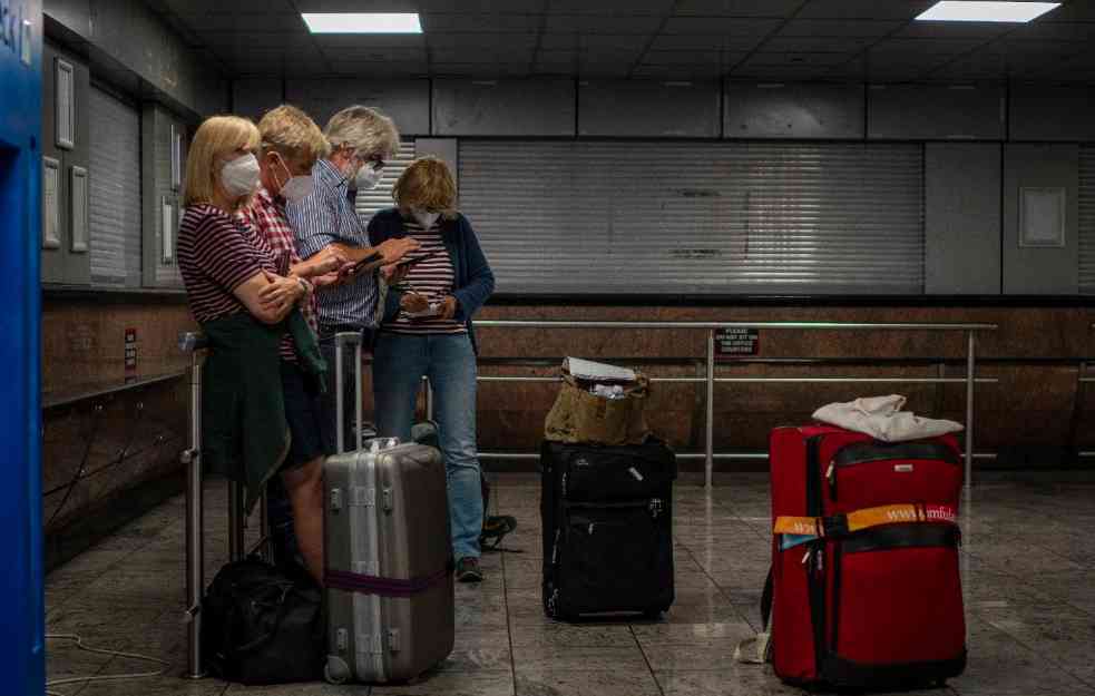 SRBI ZAROBLJENI NA AERODROMU! Ne mogu da ih prebace na drugi let