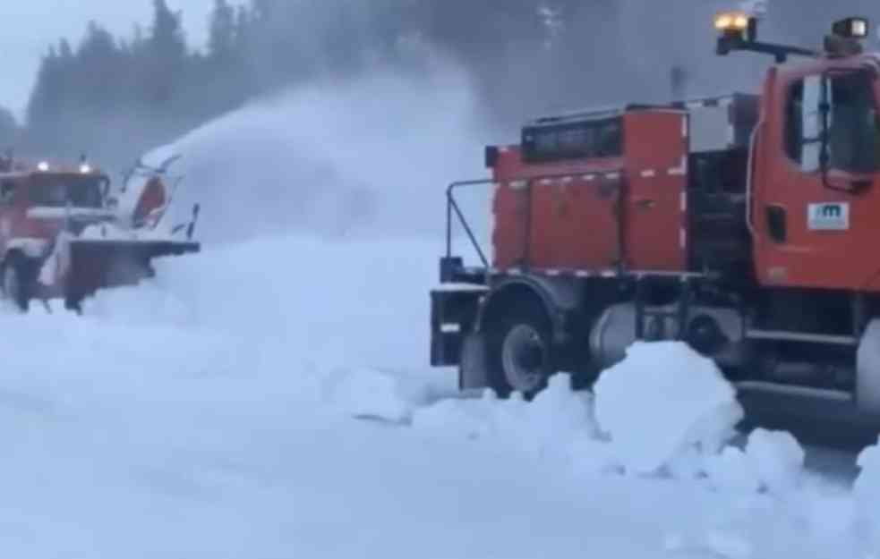 U TOPLOJ KALIFORNIJI TEMPERATURE I DO -48 C! Snežna oluja blokirala puteve, hiljade domaćinstava bez struje (VIDEO)