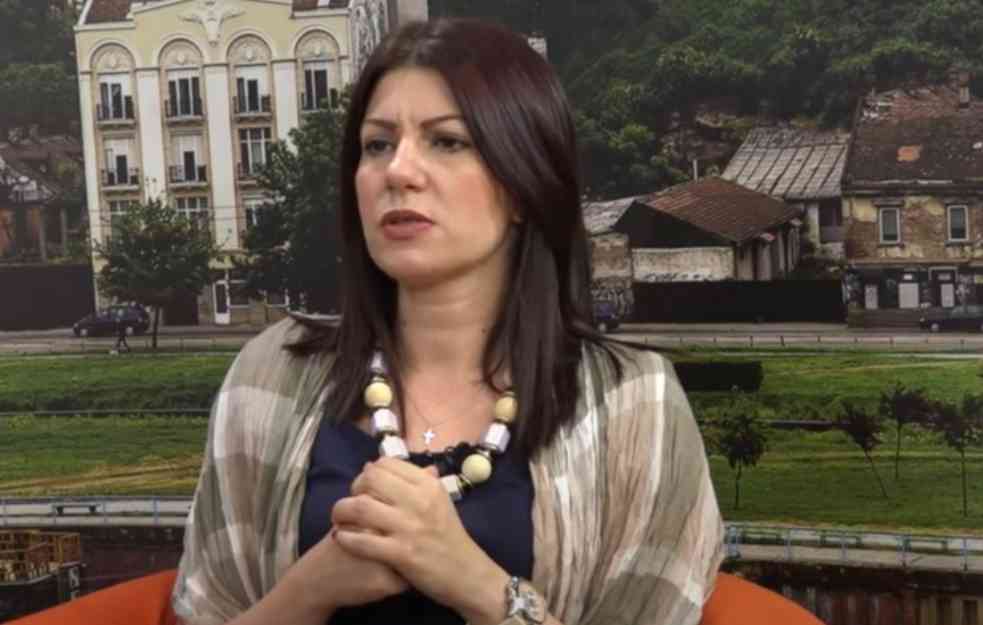 DR JOVANA STOJKOVIĆ GAĐA U METU: Zadrigli političari ne žderu i loču i ne umiru? STRUKO, PLJUJEM TI U LICE!