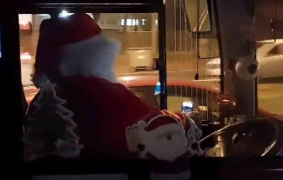 IZGUBIO IRVASE I SANKE PA VOZI AUTOBUS! Deda Mraz seo u gradski prevoz i oduševio Beograđane (VIDEO)