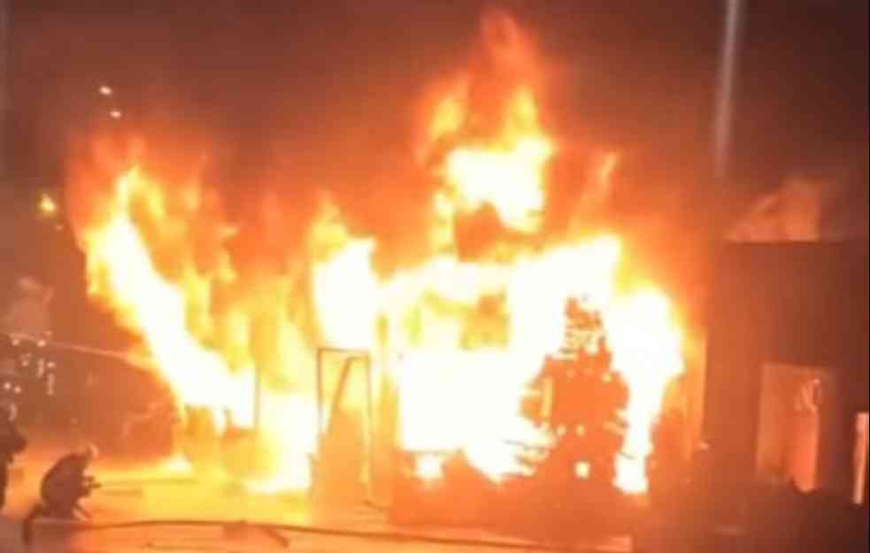 SNIMAK EKSPLOZIJE U BEOGRADU! Izgoreo restoran, vatrogasci na licu mesta (VIDEO) 
