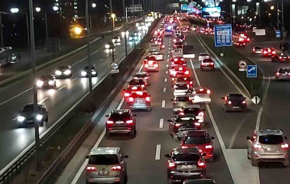 DA SE NOVA GODINA NE DOČEKA U AUTOMOBILU! Naplatne rampe radiće BEZ MINUTA PAUZE 