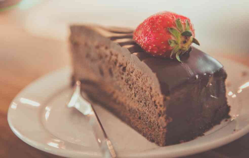 SAVRŠENA ČOKOLADNA TORTA ZA NOVU GODINU! Cela je čokoladna a jedan tajni sastojak je čini čarobnom