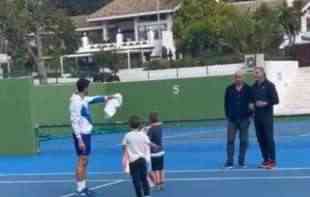 LEKCIJA ZA ŽIVOT! Procureo snimak kako Novak trenira sa sinom: Stefan s krpom u rukama (VIDEO)