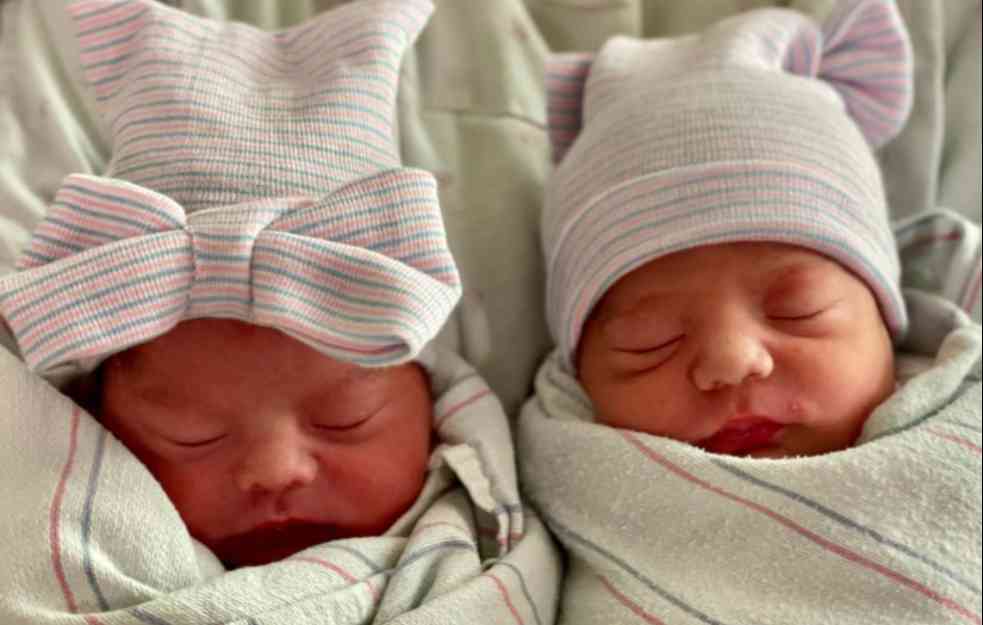 PRESLATKO! Blizanci rođeni u razmaku od 15 minuta u dve različite godine (FOTO)