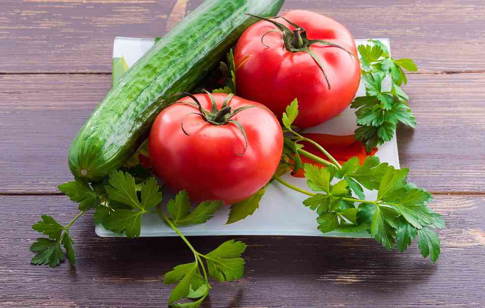 MNOGI ĆE SE RAZOČARATI! Najpoznatija srpska salata u stvari nije zdrava i treba je IZBEGAVATI?