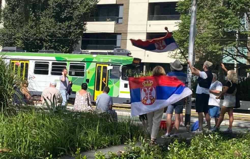 LUDNICA U AUSTRALIJI! Srbi sa zastavama igraju kolo, NE DAJU SVOG NOLETA, reagovao i Vučić (VIDEO)