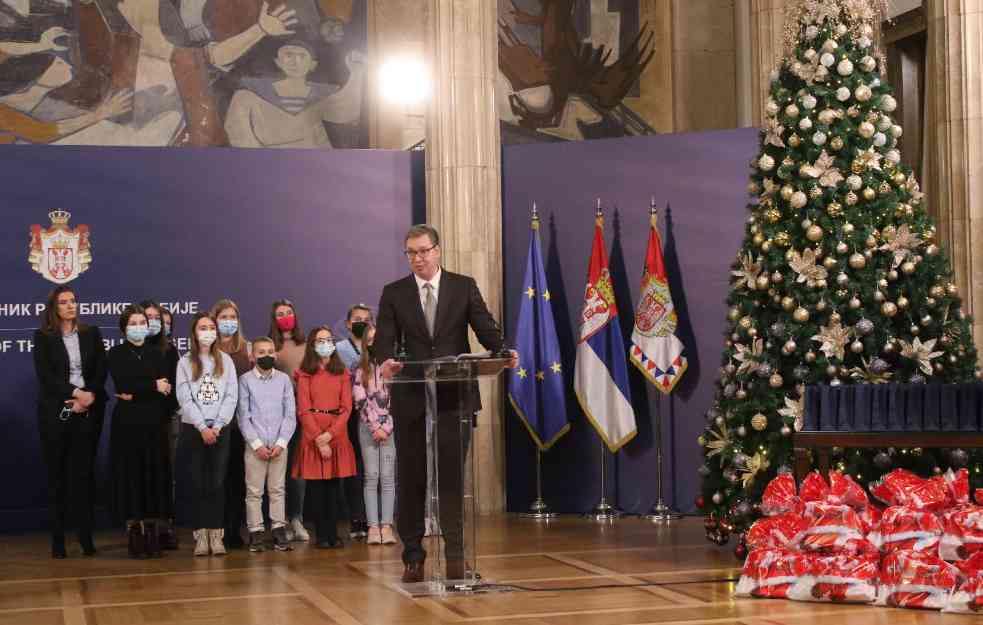 VUČIĆ SA SRPSKOM DECOM IZ HRVATSKE: Vi ste naša porodica, ovo je vaš dom (FOTO)