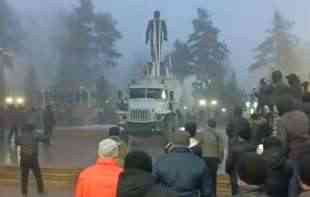 APOKALIPTIČNE SCENE U KAZAHSTANU: Demonstranti srušili statuu NAZARBAJEVA, raspukao se NAPOLA! (VIDEO)
