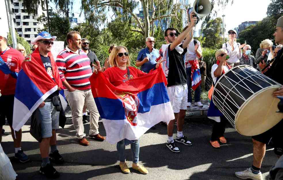 AUSTRALIJO, JEL VIDIŠ? MELBURNE, DA LI ČUJEŠ? Novak nije sam!  Đoković zatočen, a ispred KAZAMATA hiljadu ljudi, TREŠTI SRPSKA MUZIKA! (FOTO+VIDEO)