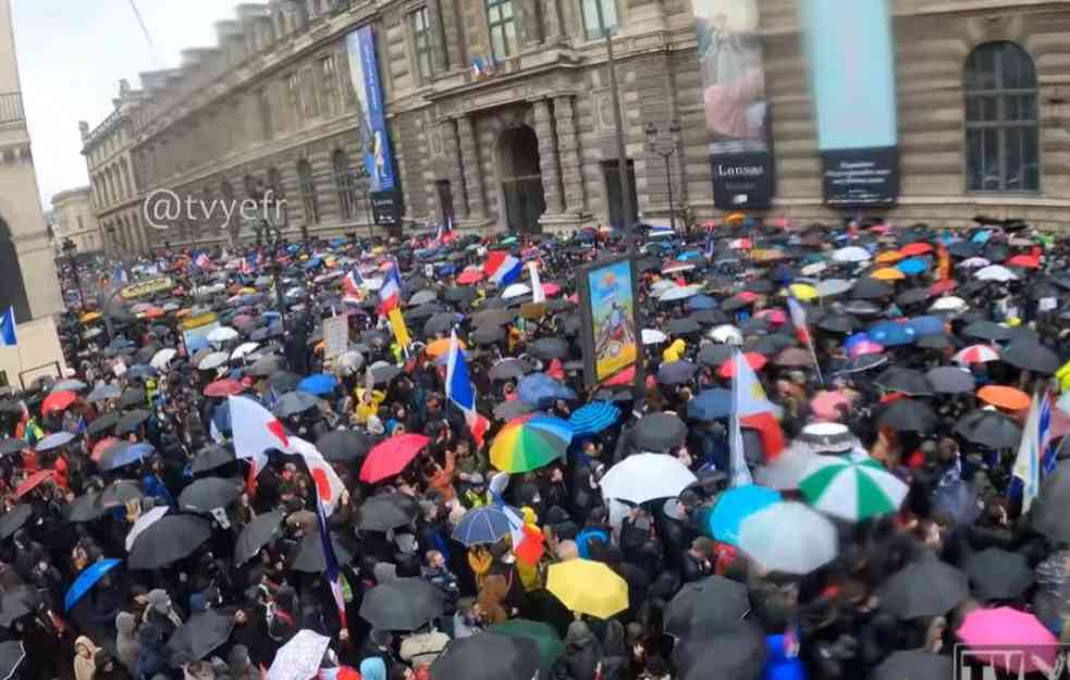 PARIZ GORI ZBOG NOVAKA! Francuzi na srpskom uzvikuju SLOBODA ZA ĐOKOVIĆA (VIDEO)