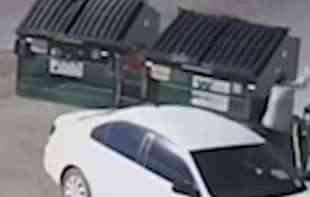 JEZIVI TRENUTAK kada MAJKA BACA BEBU U KONTEJNER: Kamere snimile MONSTRUOZNU scenu na parkingu! (VIDEO)