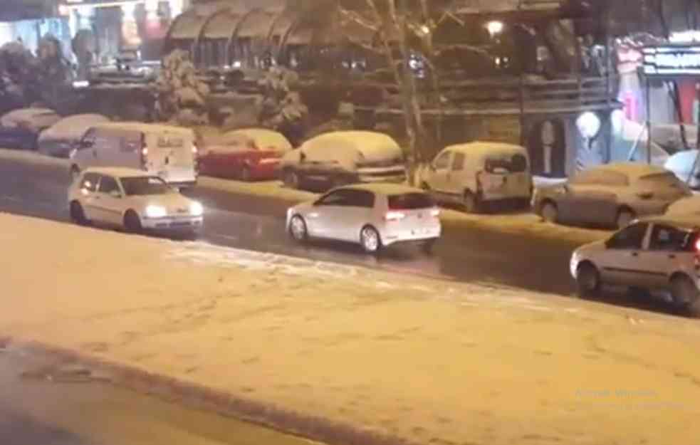 JOŠ JEDNA NEVEROVATNA SCENA SA BEOGRADSKIH ULICA! Sneg ima čudno dejstvo na vozače (VIDEO)