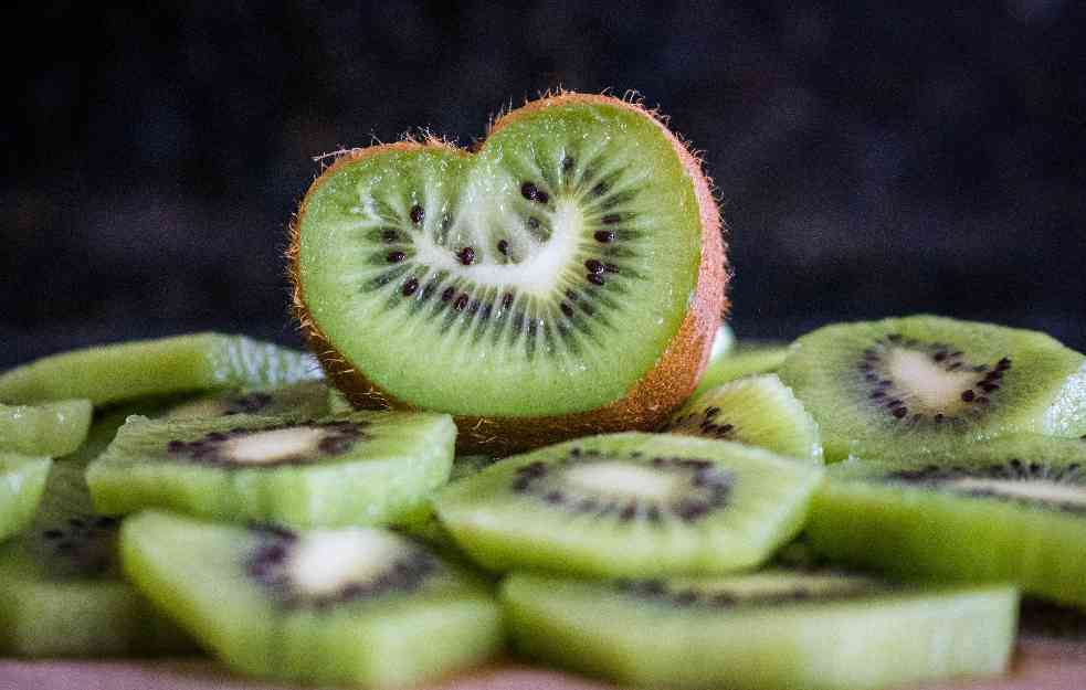 NJEGOVO VELIČANSTVO - KIVI! Napitak koji diže iz MRTVIH, jača imunitet i smanjuje kašalj