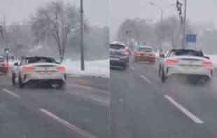 ZIMA, ZIMA, E PA NEKA JE! Sneg veje, a on vozi kabriolet po Beogradu (VIDEO)