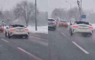 ZIMA, ZIMA, E PA NEKA JE! Sneg veje, a on vozi <span style='color:red;'><b>kabriolet</b></span> po Beogradu (VIDEO)
