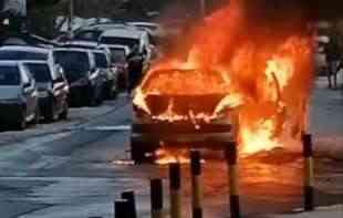 HAOS NA MILJAKOVCU! Zapalio se automobil usred vožnje (VIDEO) 
