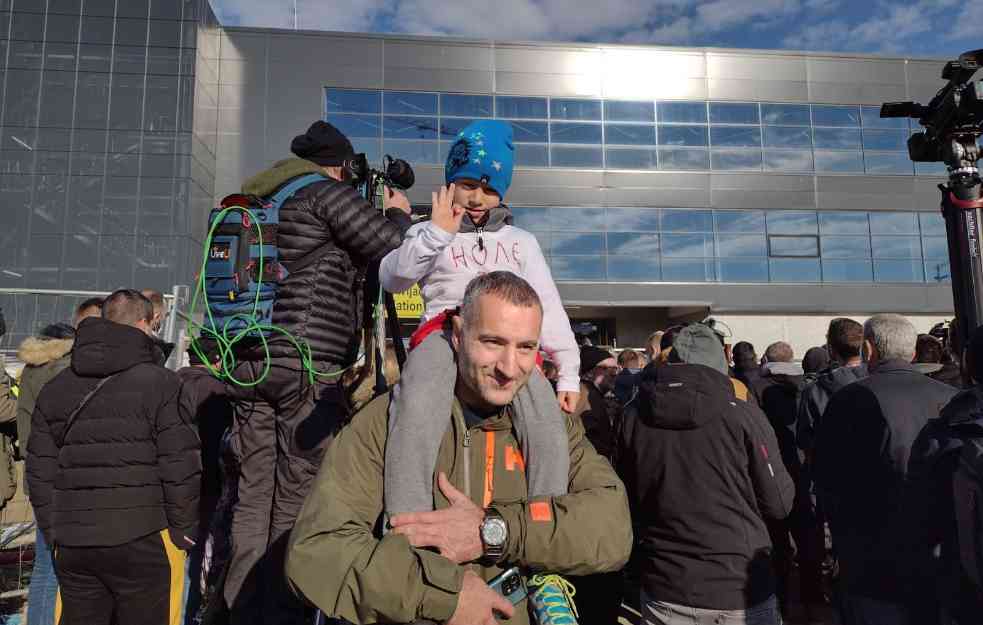 SRBENDE ZA SRBENDU! Najdirljivija scena sa aerodroma: OVAKO SE VOLI NOLE! (VIDEO)