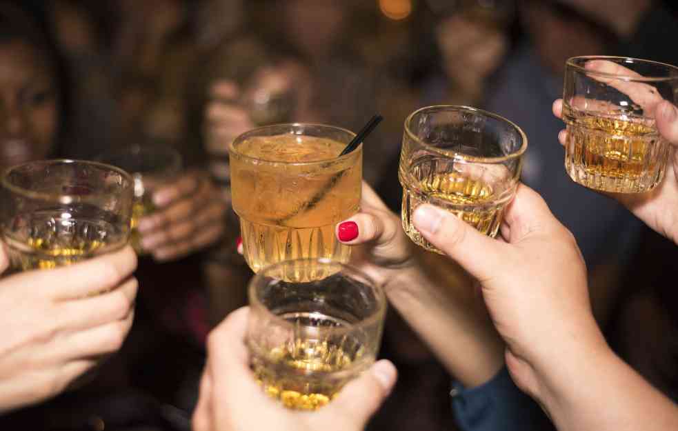 TRGNI JEDNU ZA ZDRAVLJE: Da li alkohol zaista ubija viruse i bakterije u organizmu?