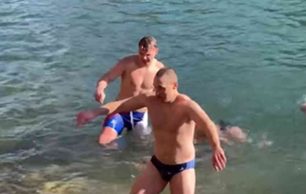 I STANIVUKOVIĆ SKOČIO U LEDENU VODU: Prvi čovek BANJALUKE plivao za ČASNI KRST! (VIDEO)
