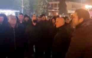 HAOS U CRNOJ GORI: Pred vladom se orilo UZEO SI PARE DRITANE! (VIDEO)