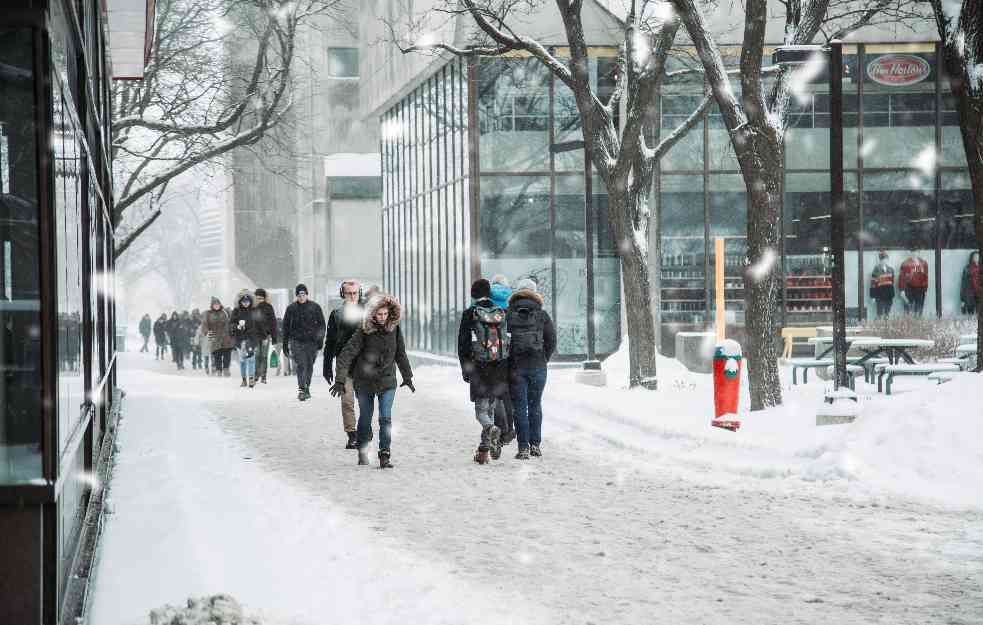 VRAĆA SE ZIMA! Nigde bez kape i šala, stižu opet pahulje