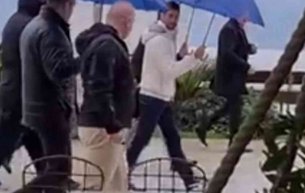 KRALJ TENISA NAPUSTIO SRBIJU: Đoković uhvaćen sa kišobranom pored mora (VIDEO)