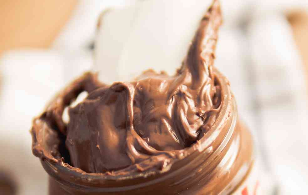 Kada u tegli ostane još malo čokoladnog namaza, ali nema šanse da ga izvučete, ovo je rešenje