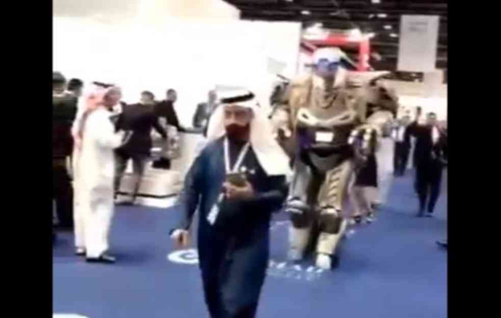 ROBOT ZAŠTITNIK! Kralj Bahreina stiže u Dubai sa specijalnom gardom (VIDEO)