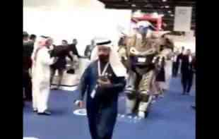 ROBOT ZAŠTITNIK! Kralj <span style='color:red;'><b>Bahrein</b></span>a stiže u Dubai sa specijalnom gardom (VIDEO)