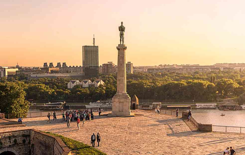 ZAŠTO JE PRUGA OKO KALEMEGDANA oduvek bila TRN U OKU URBANISTIMA, a danas tu niče LINIJSKI PARK!