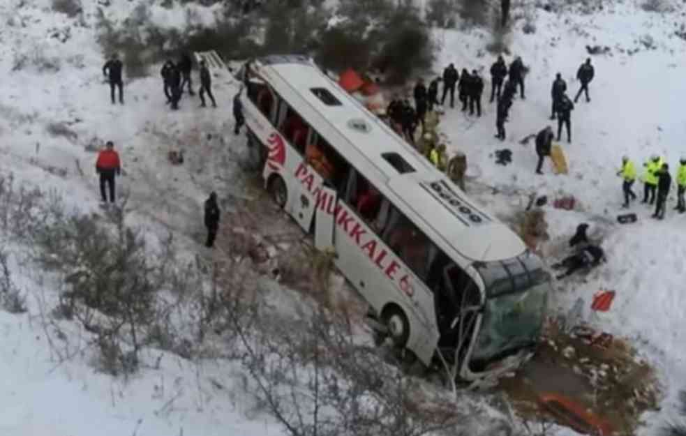 IMA MRTVIH! Stravična nesreća, autobus se survao u provaliju (VIDEO)