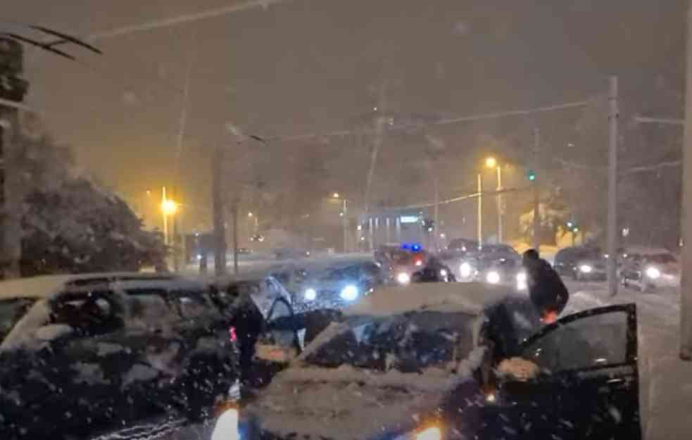 Sneg NAPRAVIO HAOS u Grčkoj! Ljudi zarobljeni na autoputu po nekoliko sati (FOTO+VIDEO)